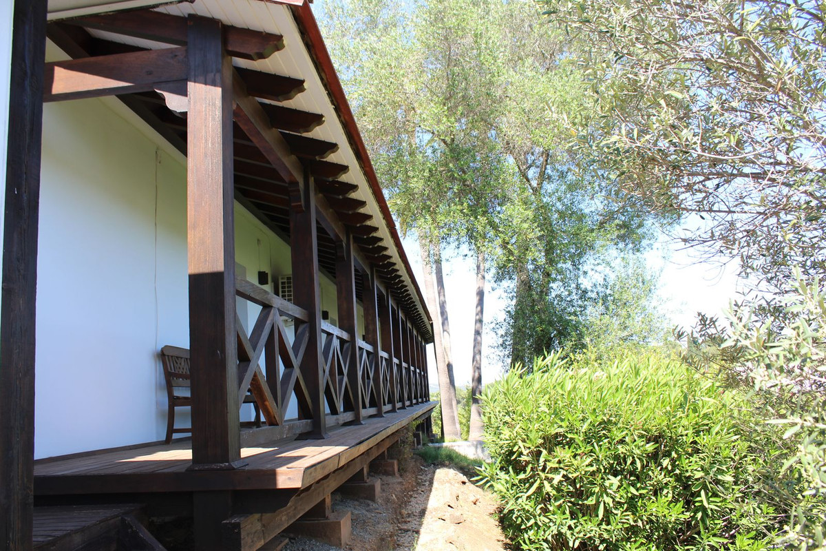 Se vende Villa - Chalet de 5 dormitorios en Costa Del Sol, Cadiz, España