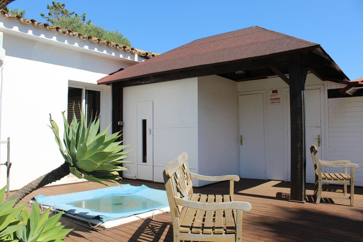 Se vende Villa - Chalet de 5 dormitorios en Costa Del Sol, Cadiz, España
