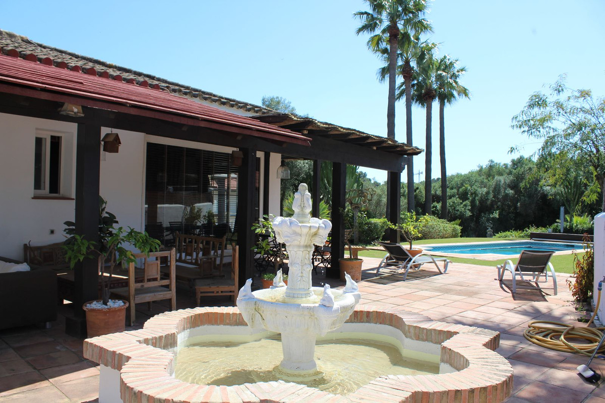 Se vende Villa - Chalet de 5 dormitorios en Costa Del Sol, Cadiz, España