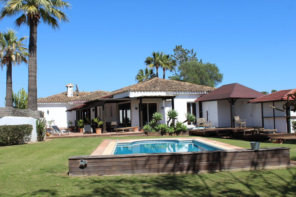 Se vende Villa - Chalet de 5 dormitorios en Costa Del Sol, Cadiz, España