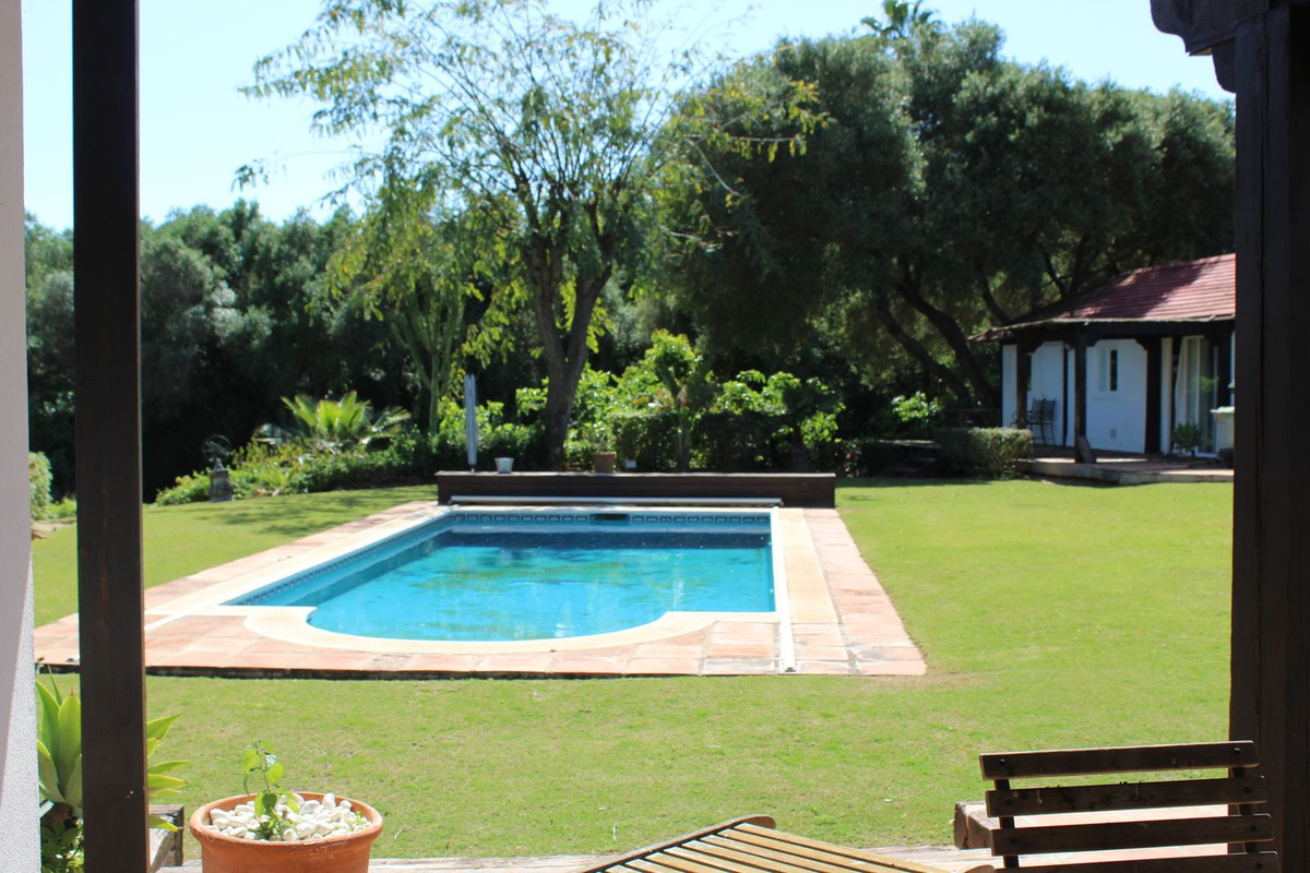 Se vende Villa - Chalet de 5 dormitorios en Costa Del Sol, Cadiz, España