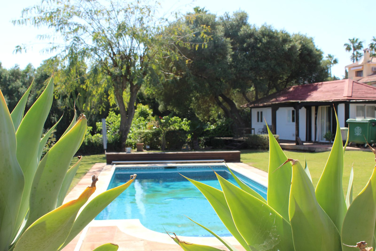Se vende Villa - Chalet de 5 dormitorios en Costa Del Sol, Cadiz, España