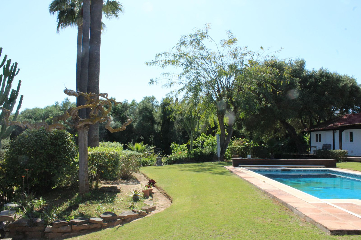 Se vende Villa - Chalet de 5 dormitorios en Costa Del Sol, Cadiz, España