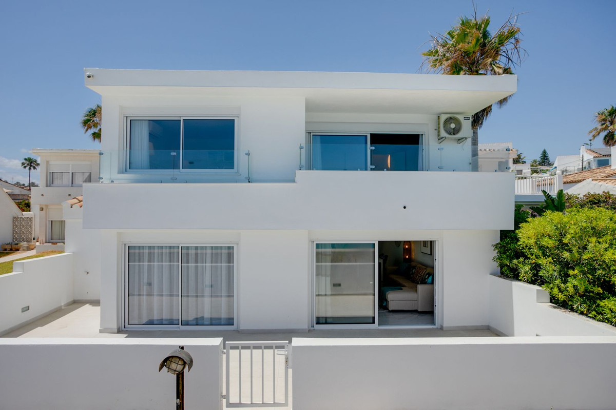 3 Bed Townhouse for sale in Estepona Costa Del Sol, Málaga, Spain