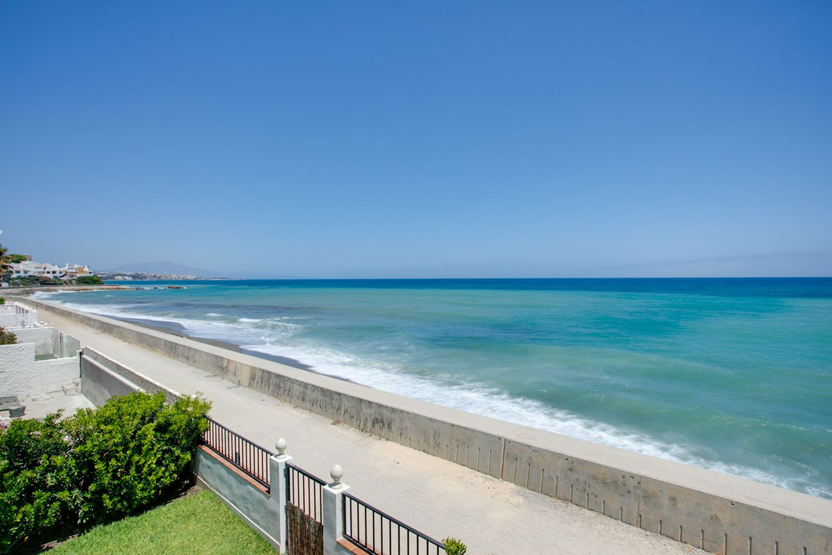 3 Bed Townhouse for sale in Estepona Costa Del Sol, Málaga, Spain