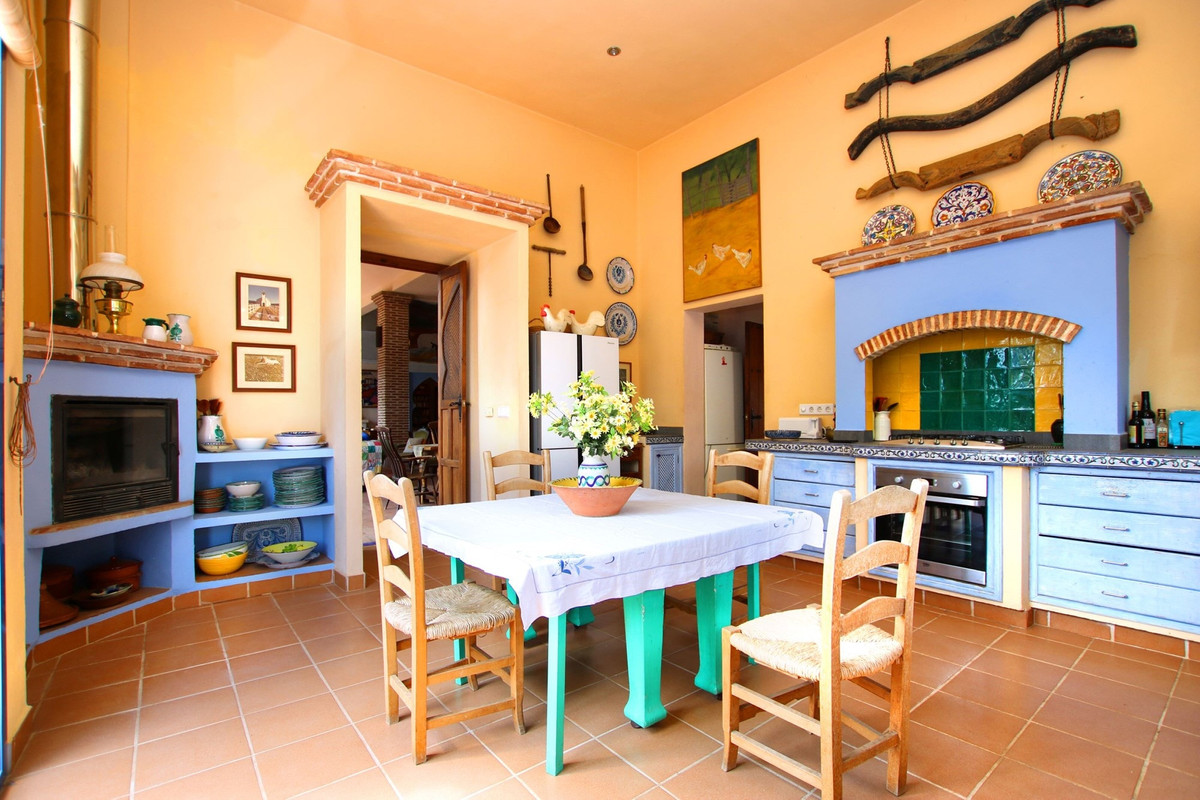 9 Bed Townhouse for sale in Gaucín Costa Del Sol, Málaga, Spain
