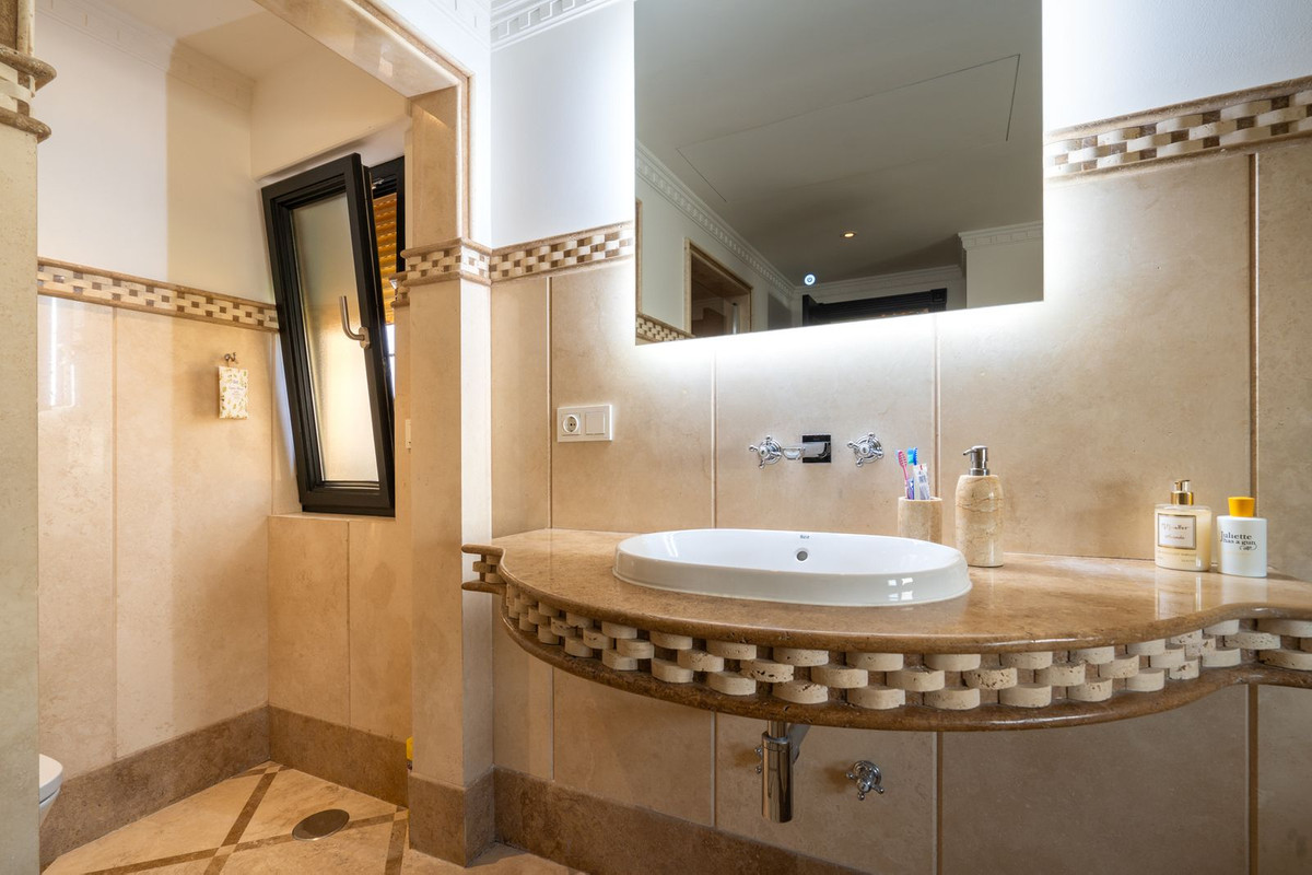 Se vende Villa - Chalet de 5 dormitorios en Costa Del Sol, Málaga, España