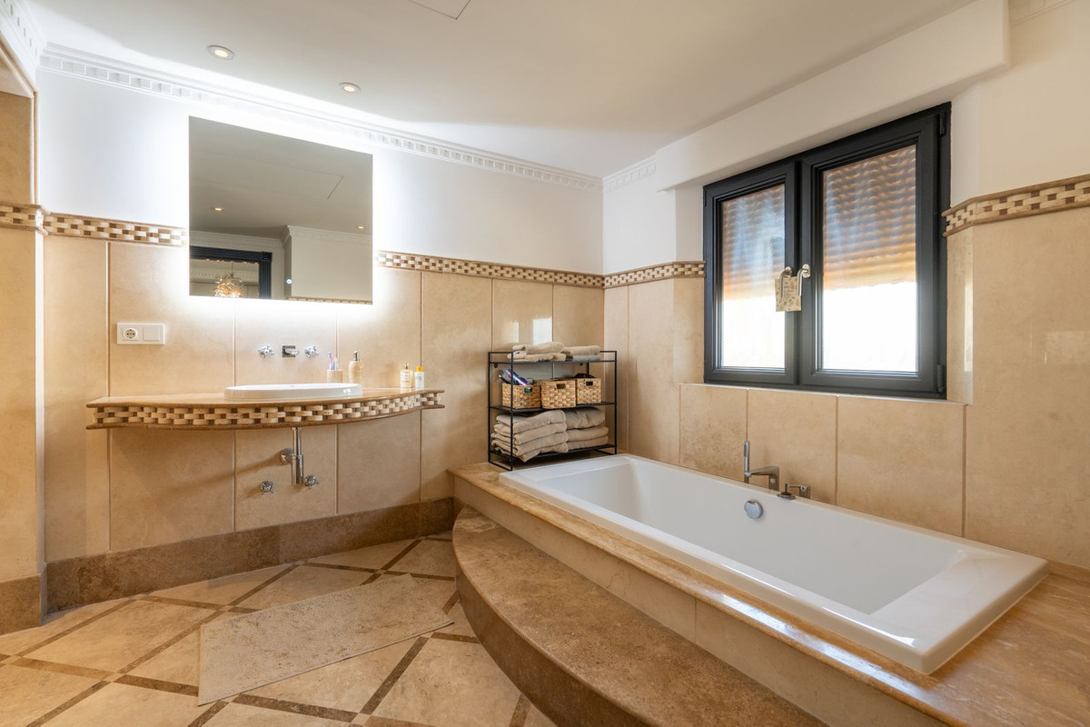 Se vende Villa - Chalet de 5 dormitorios en Costa Del Sol, Málaga, España