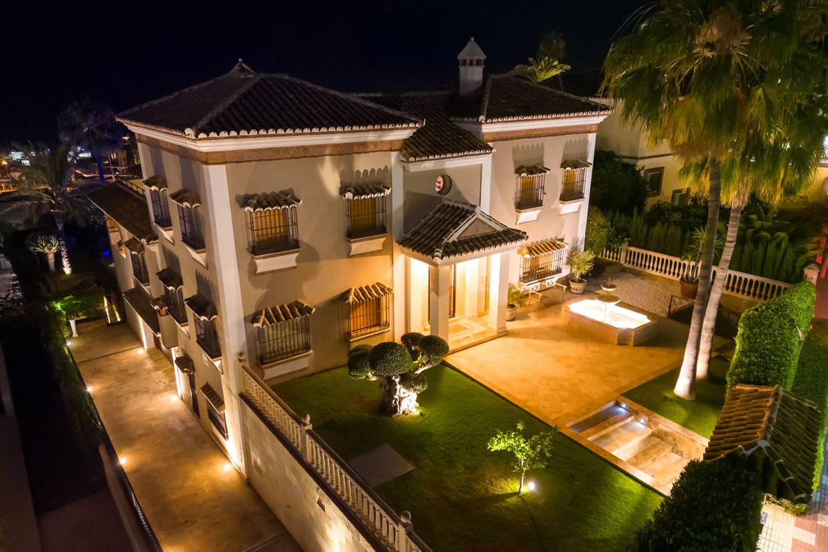 Se vende Villa - Chalet de 5 dormitorios en Costa Del Sol, Málaga, España
