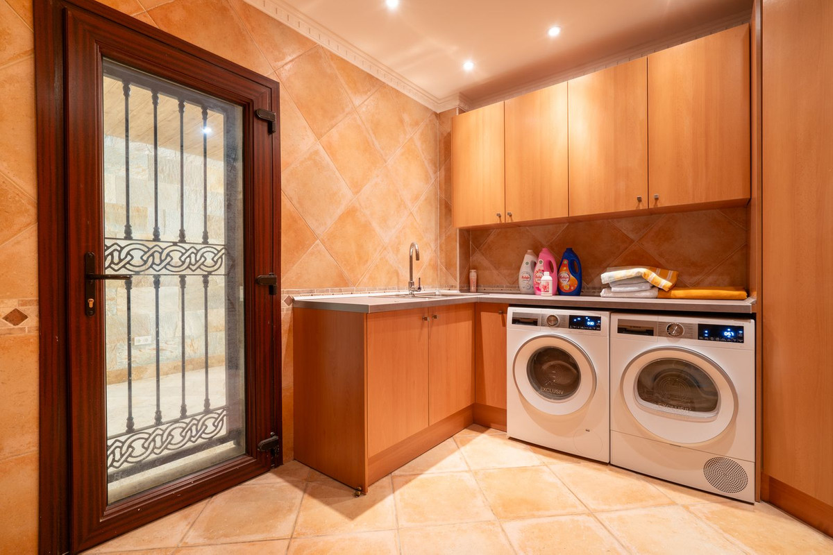 Se vende Villa - Chalet de 5 dormitorios en Costa Del Sol, Málaga, España
