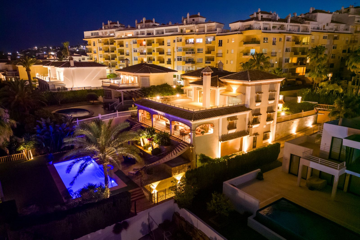 Se vende Villa - Chalet de 5 dormitorios en Costa Del Sol, Málaga, España