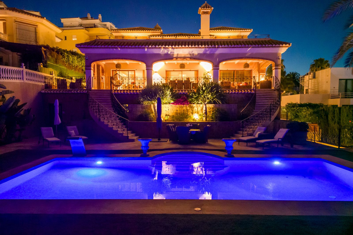 Se vende Villa - Chalet de 5 dormitorios en Costa Del Sol, Málaga, España