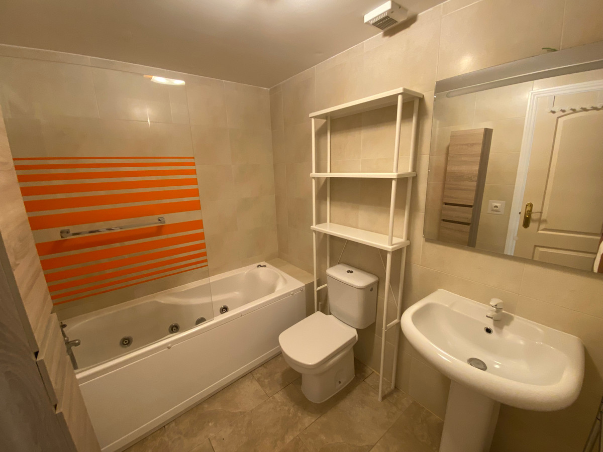 Se vende Apartamento Planta Media de 2 dormitorios en Costa Del Sol, Málaga, España