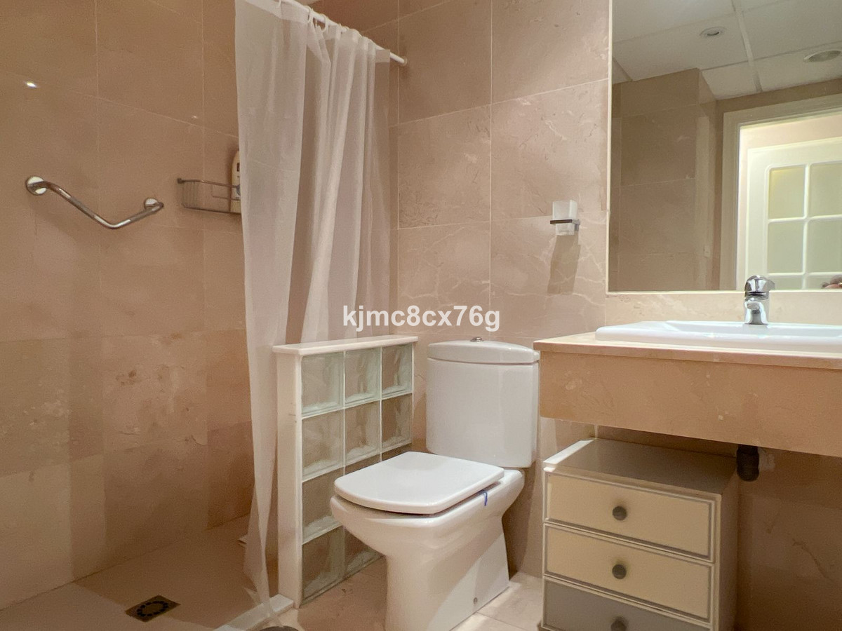 Se vende Apartamento Planta Media de 2 dormitorios en Costa Del Sol, Málaga, España
