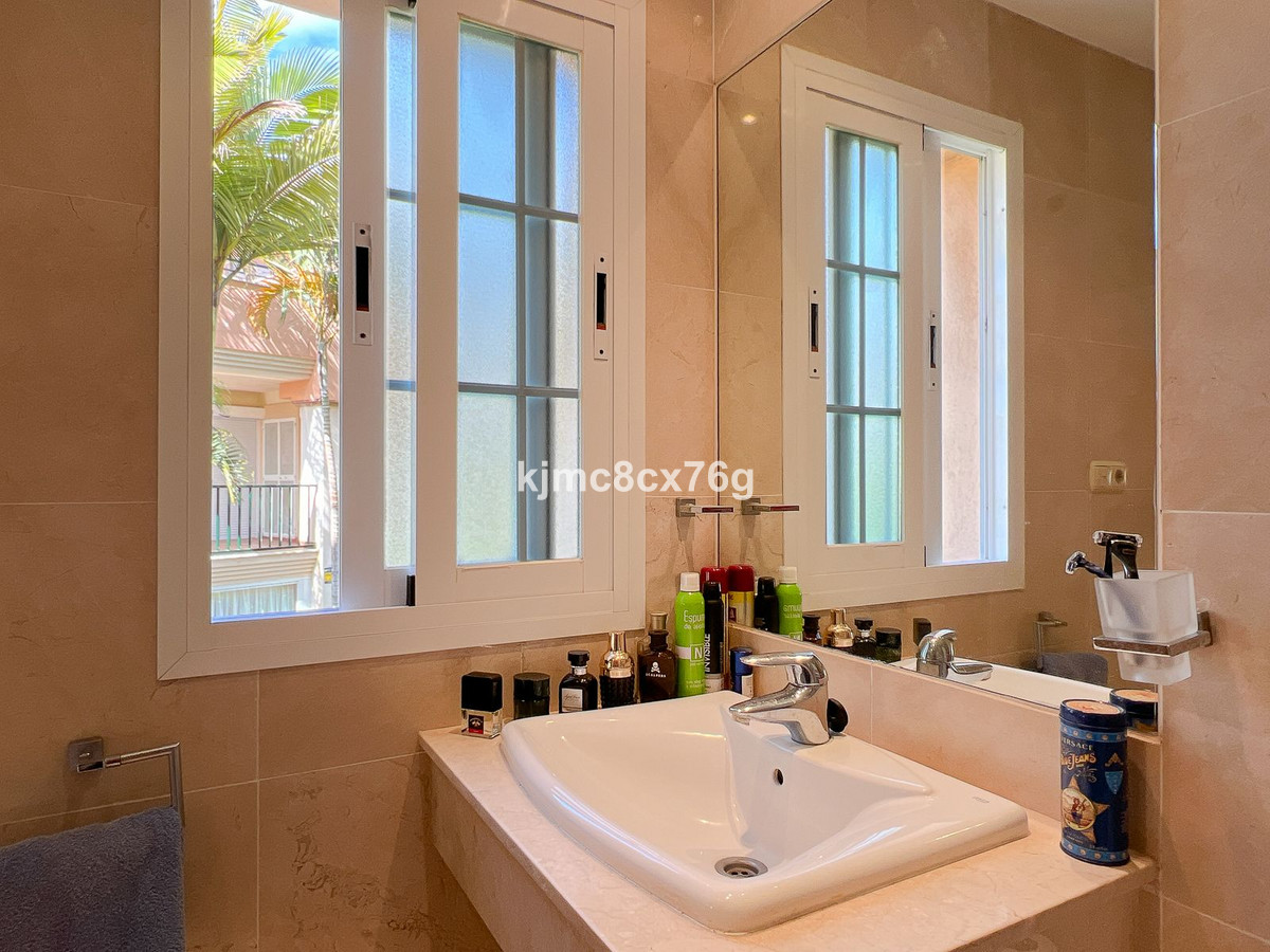 Se vende Apartamento Planta Media de 2 dormitorios en Costa Del Sol, Málaga, España