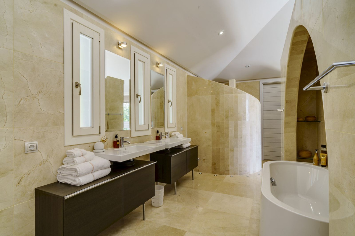 Se vende Villa - Chalet de 5 dormitorios en Costa Del Sol, Málaga, España