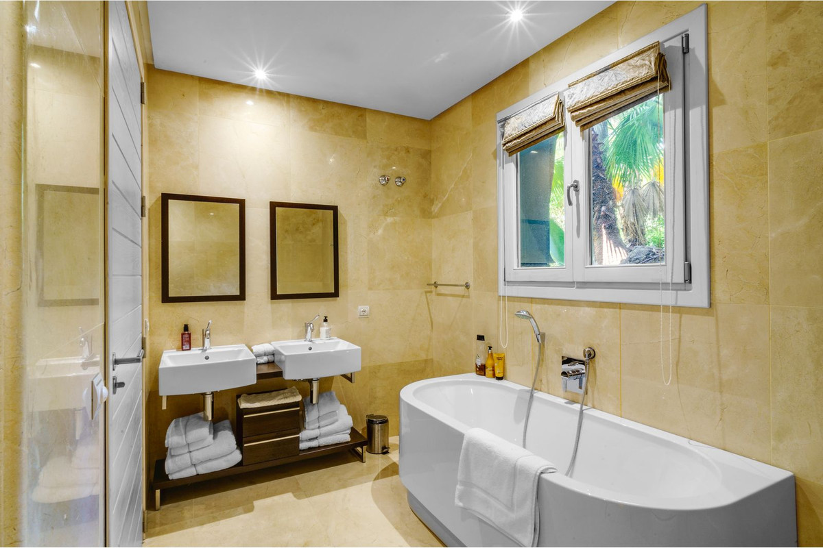 Se vende Villa - Chalet de 5 dormitorios en Costa Del Sol, Málaga, España