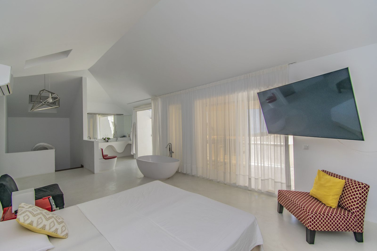 3 Bed Apartment for sale in Nagüeles Costa Del Sol, Málaga, Spain