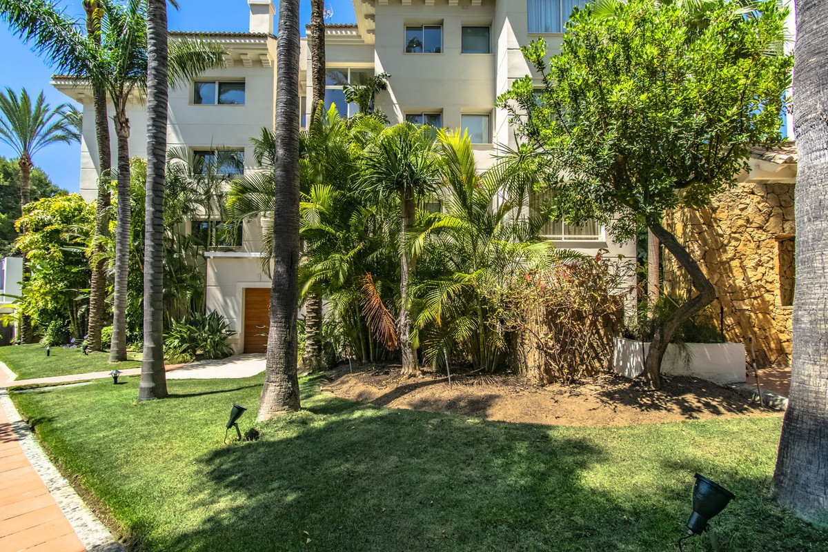 3 Bed Apartment for sale in Nagüeles Costa Del Sol, Málaga, Spain