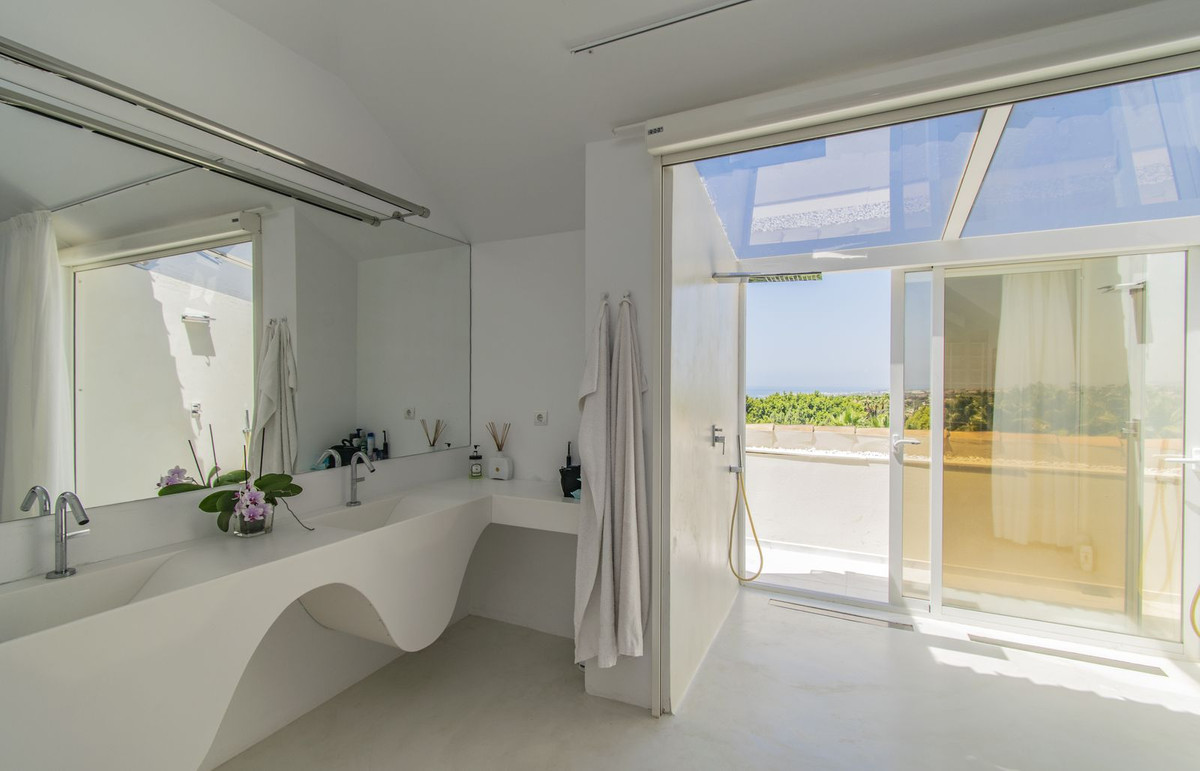 3 Bed Apartment for sale in Nagüeles Costa Del Sol, Málaga, Spain