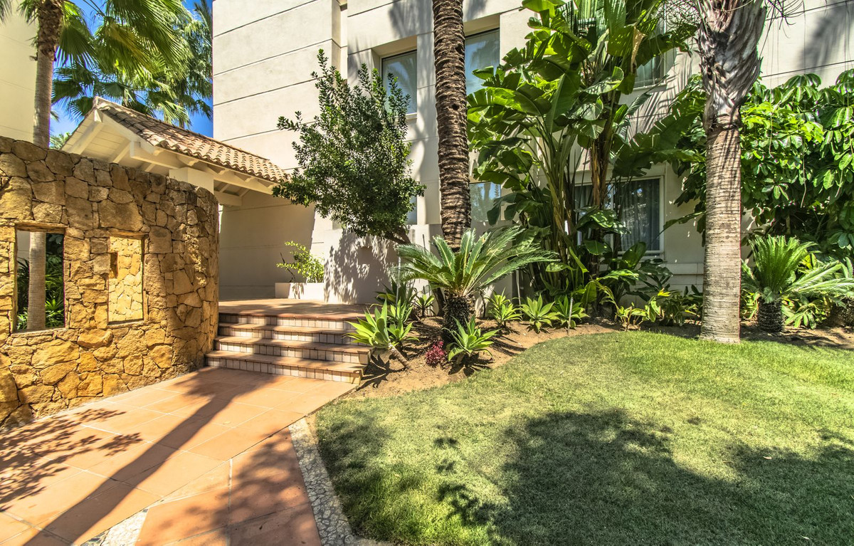 3 Bed Apartment for sale in Nagüeles Costa Del Sol, Málaga, Spain