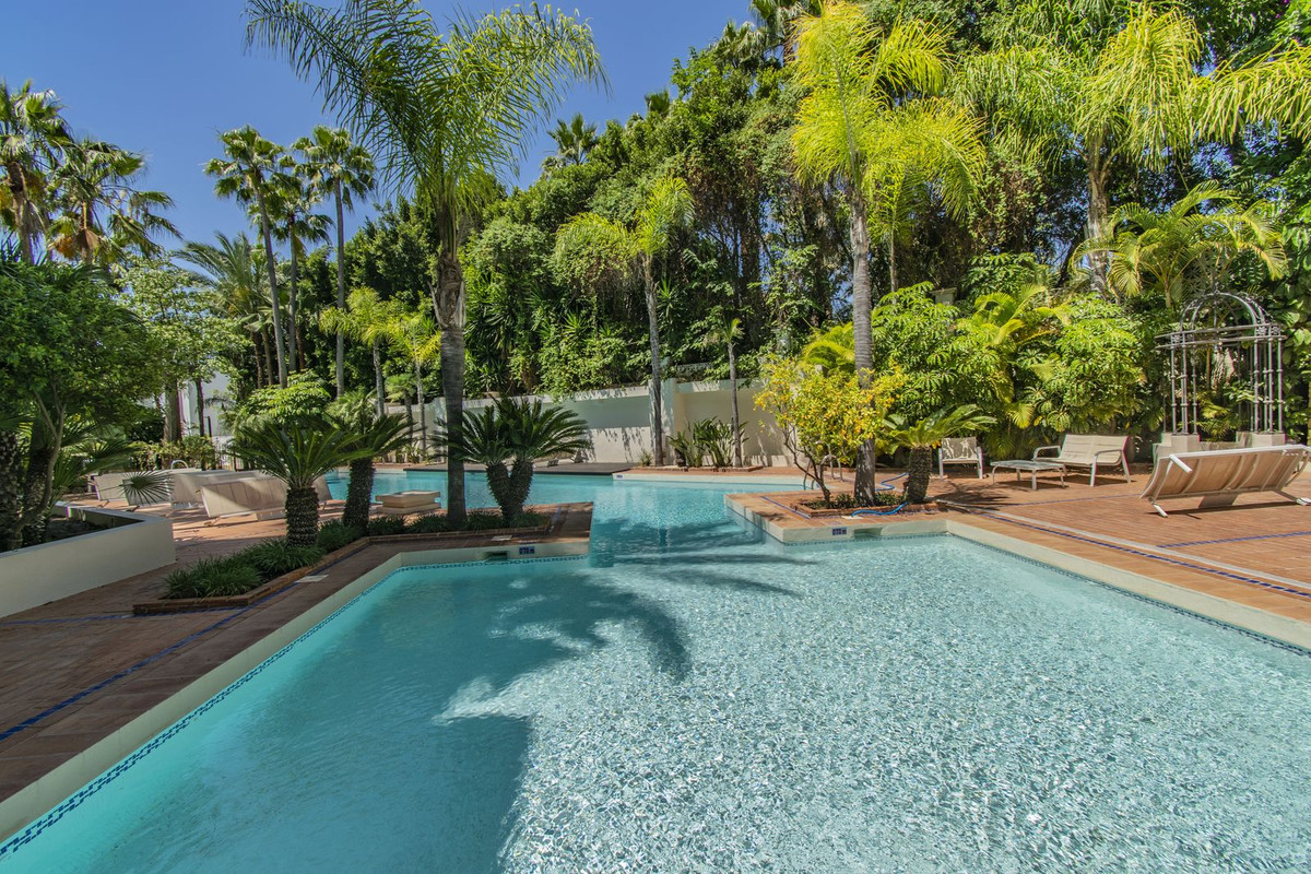 3 Bed Apartment for sale in Nagüeles Costa Del Sol, Málaga, Spain