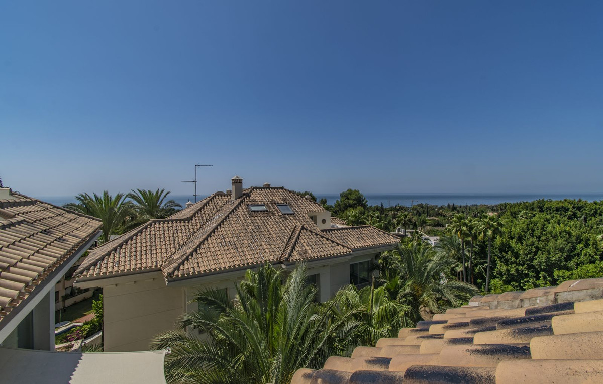 3 Bed Apartment for sale in Nagüeles Costa Del Sol, Málaga, Spain