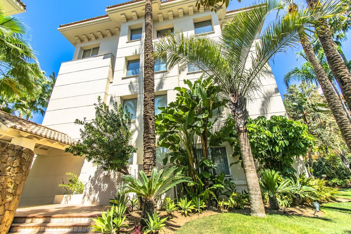 3 Bed Apartment for sale in Nagüeles Costa Del Sol, Málaga, Spain