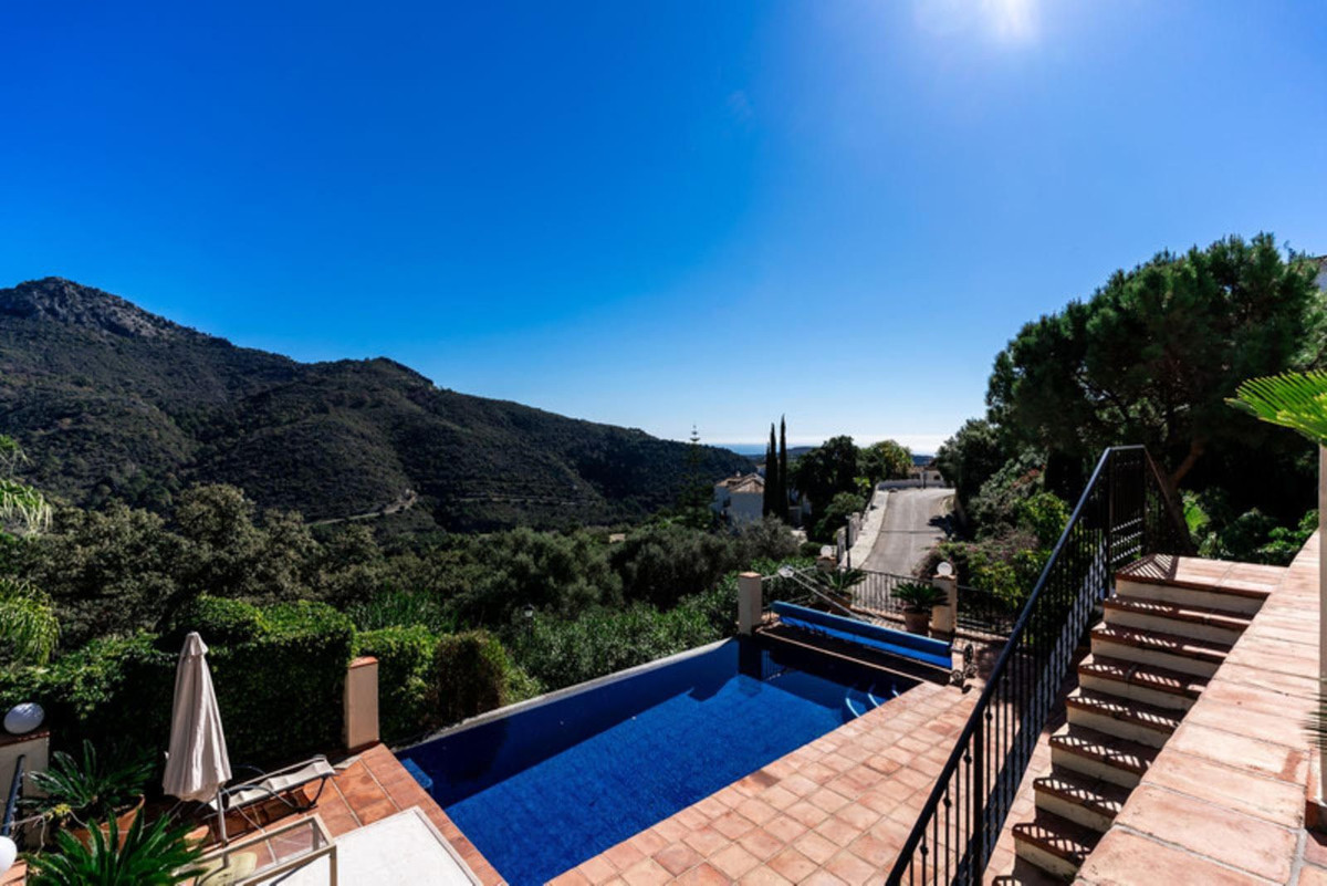 5 Bed Townhouse for sale in Benahavís Costa Del Sol, Málaga, Spain
