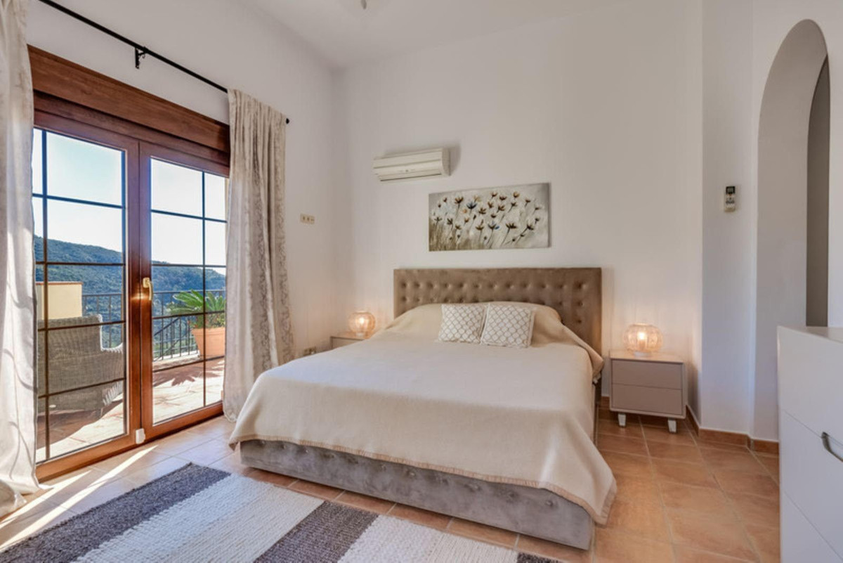 5 Bed Townhouse for sale in Benahavís Costa Del Sol, Málaga, Spain