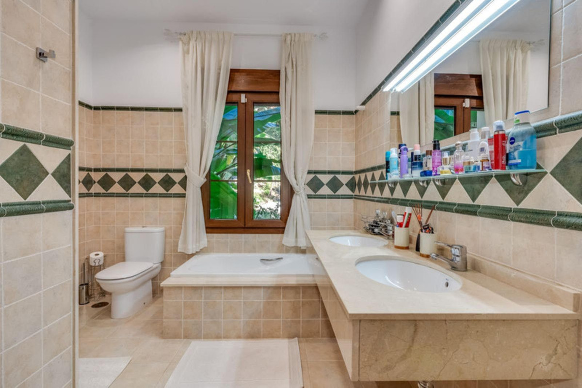 5 Bed Townhouse for sale in Benahavís Costa Del Sol, Málaga, Spain
