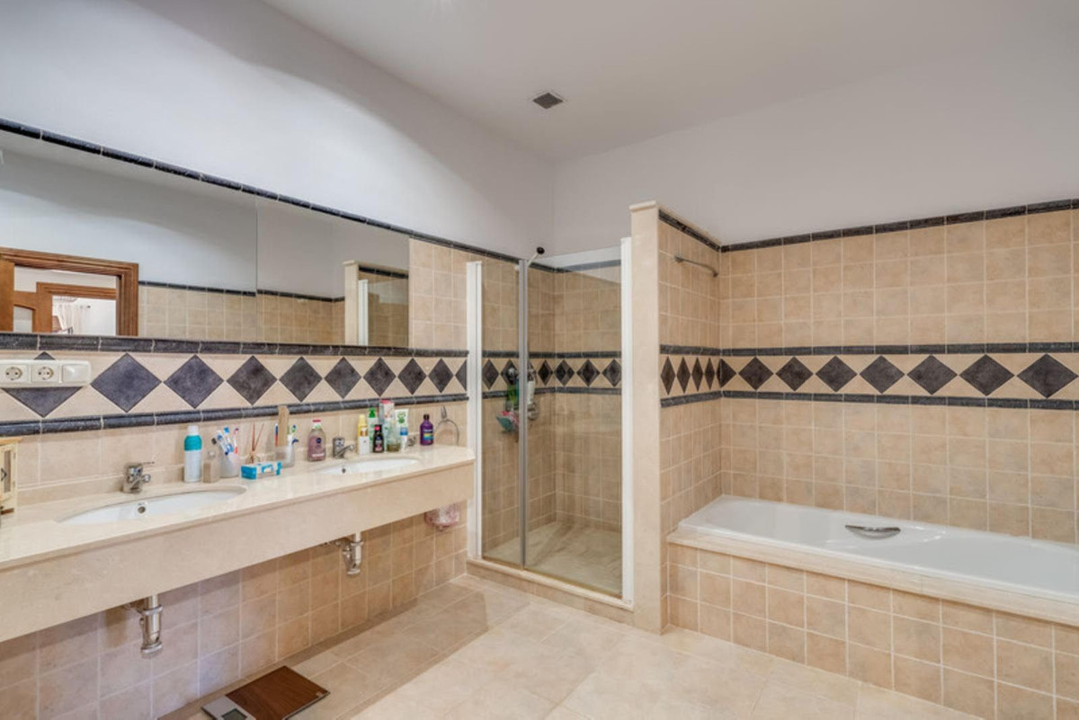 5 Bed Townhouse for sale in Benahavís Costa Del Sol, Málaga, Spain