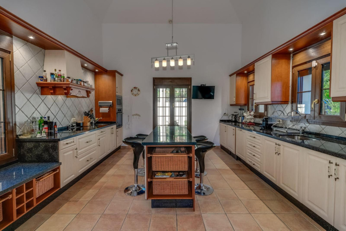 5 Bed Townhouse for sale in Benahavís Costa Del Sol, Málaga, Spain