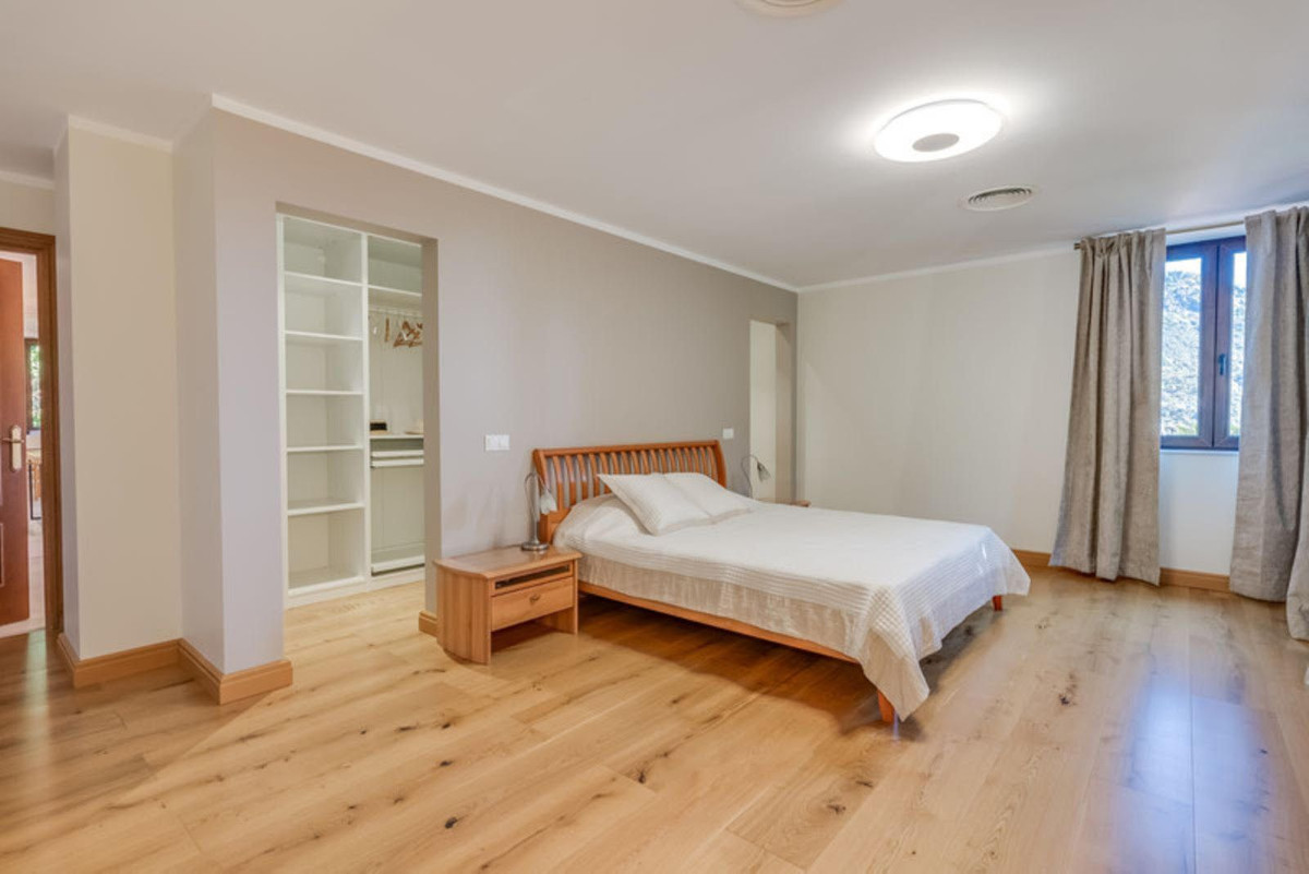 5 Bed Townhouse for sale in Benahavís Costa Del Sol, Málaga, Spain