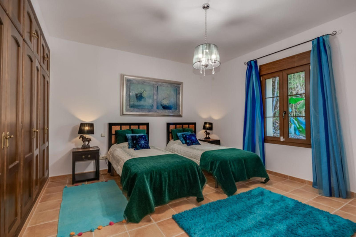 5 Bed Townhouse for sale in Benahavís Costa Del Sol, Málaga, Spain