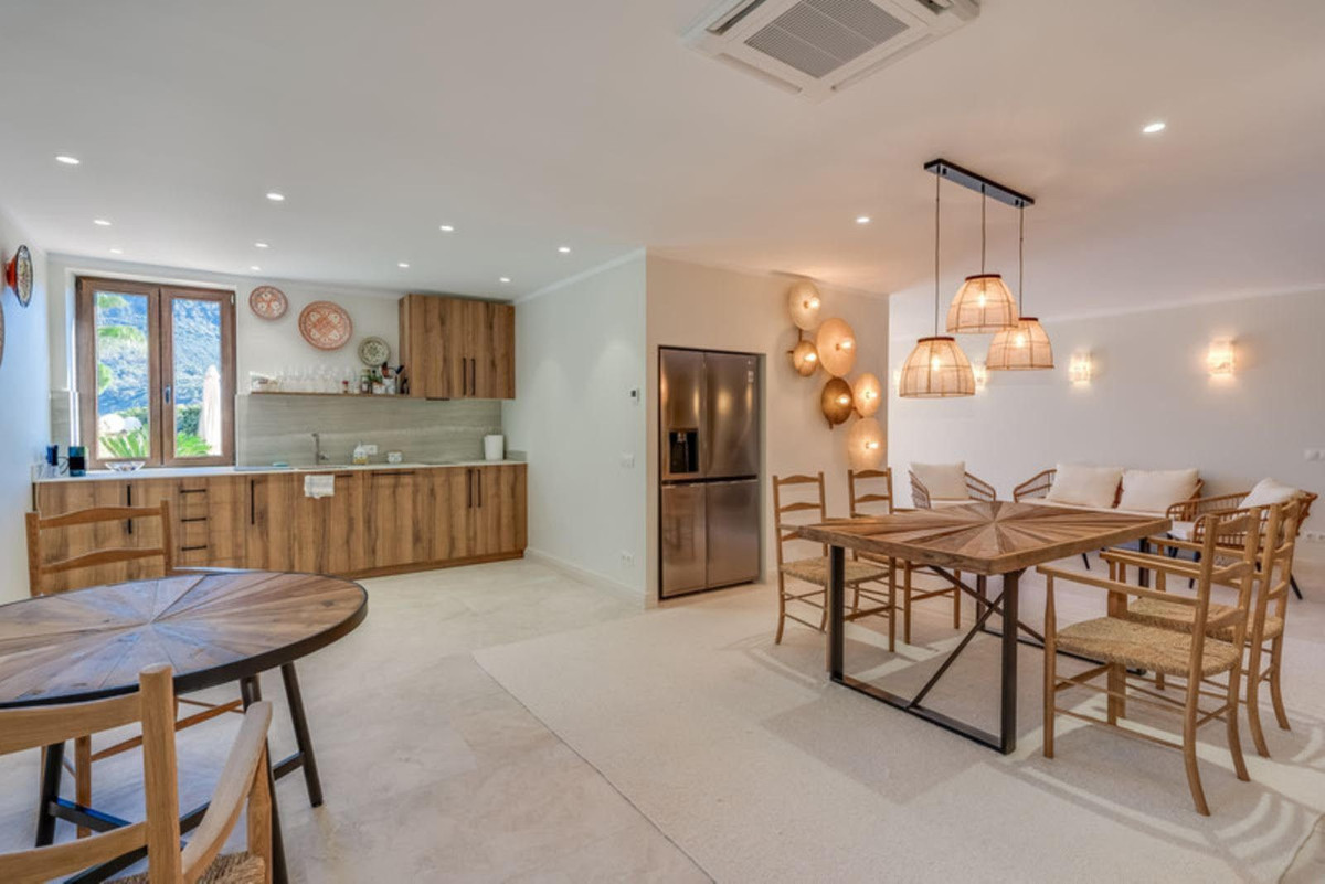 5 Bed Townhouse for sale in Benahavís Costa Del Sol, Málaga, Spain