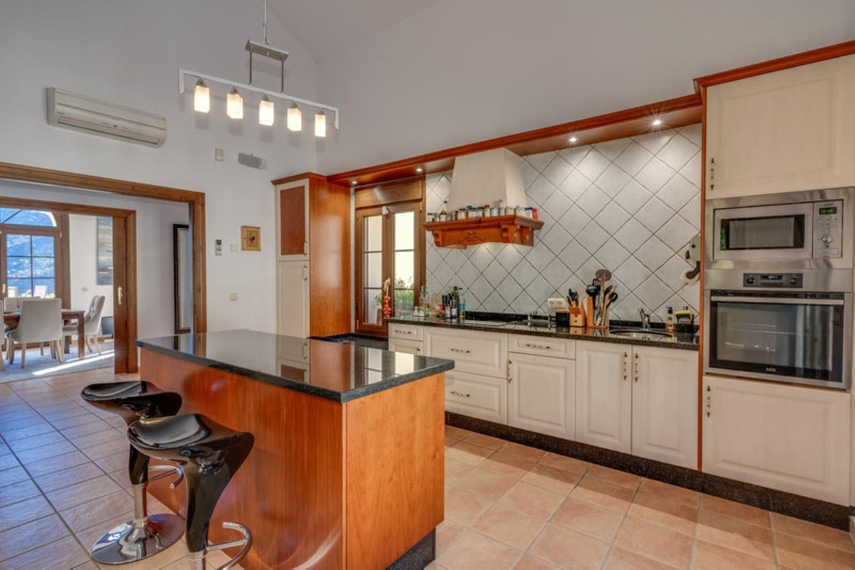 5 Bed Townhouse for sale in Benahavís Costa Del Sol, Málaga, Spain