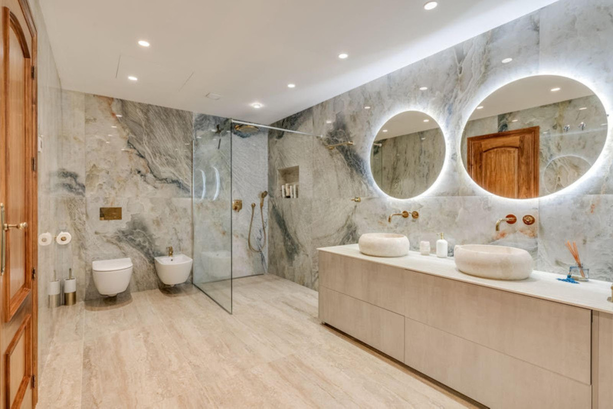 5 Bed Townhouse for sale in Benahavís Costa Del Sol, Málaga, Spain