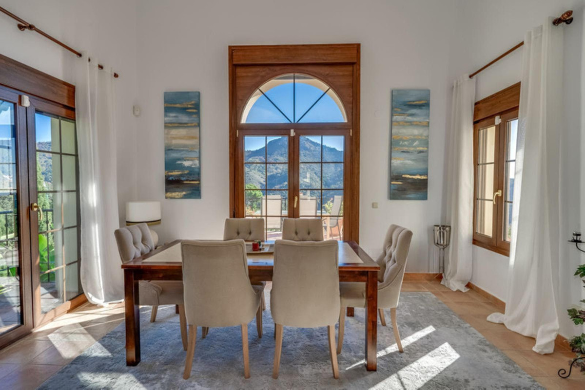 5 Bed Townhouse for sale in Benahavís Costa Del Sol, Málaga, Spain