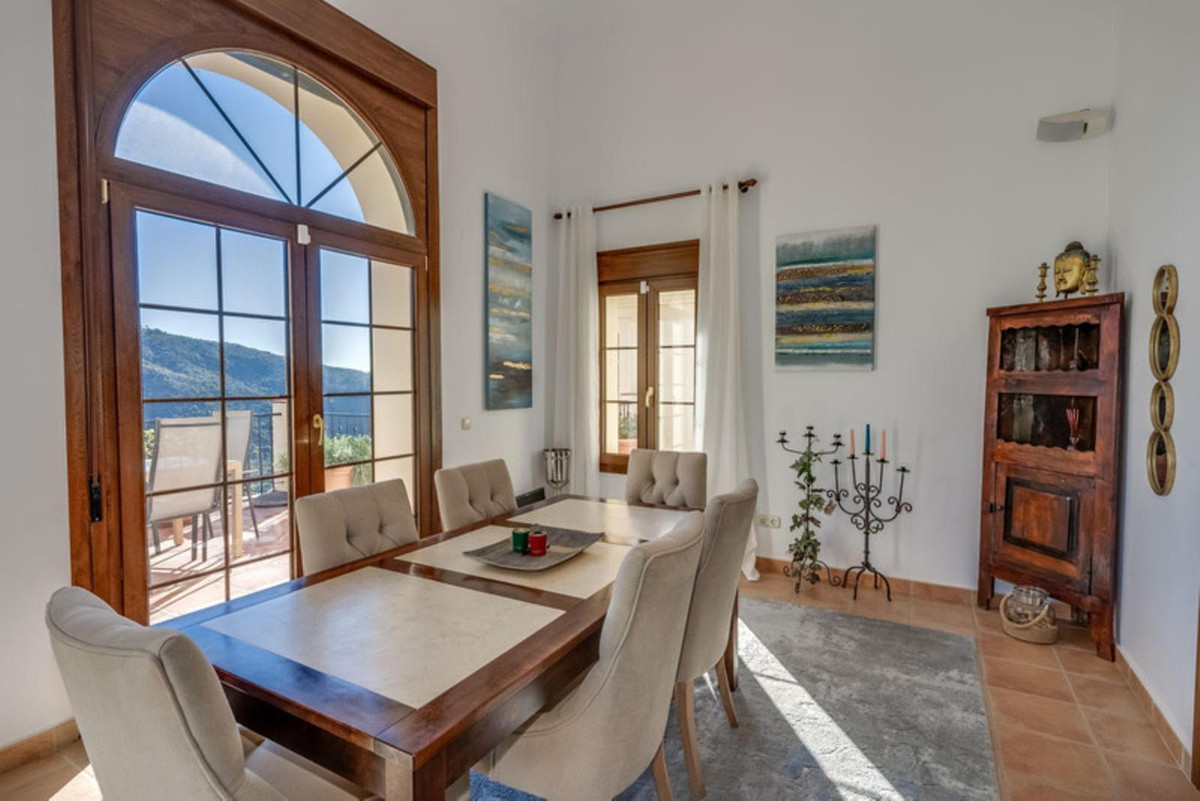 5 Bed Townhouse for sale in Benahavís Costa Del Sol, Málaga, Spain