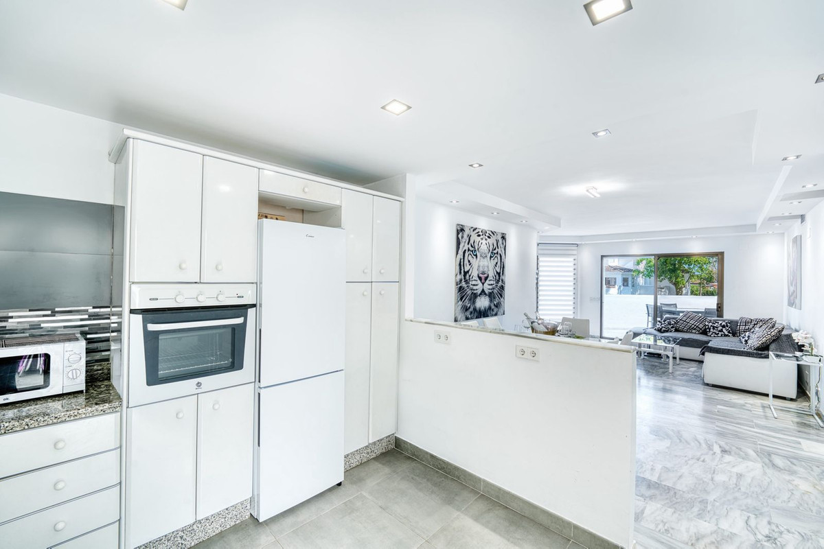 Se vende Apartamento Planta Media de 2 dormitorios en Costa Del Sol, Málaga, España