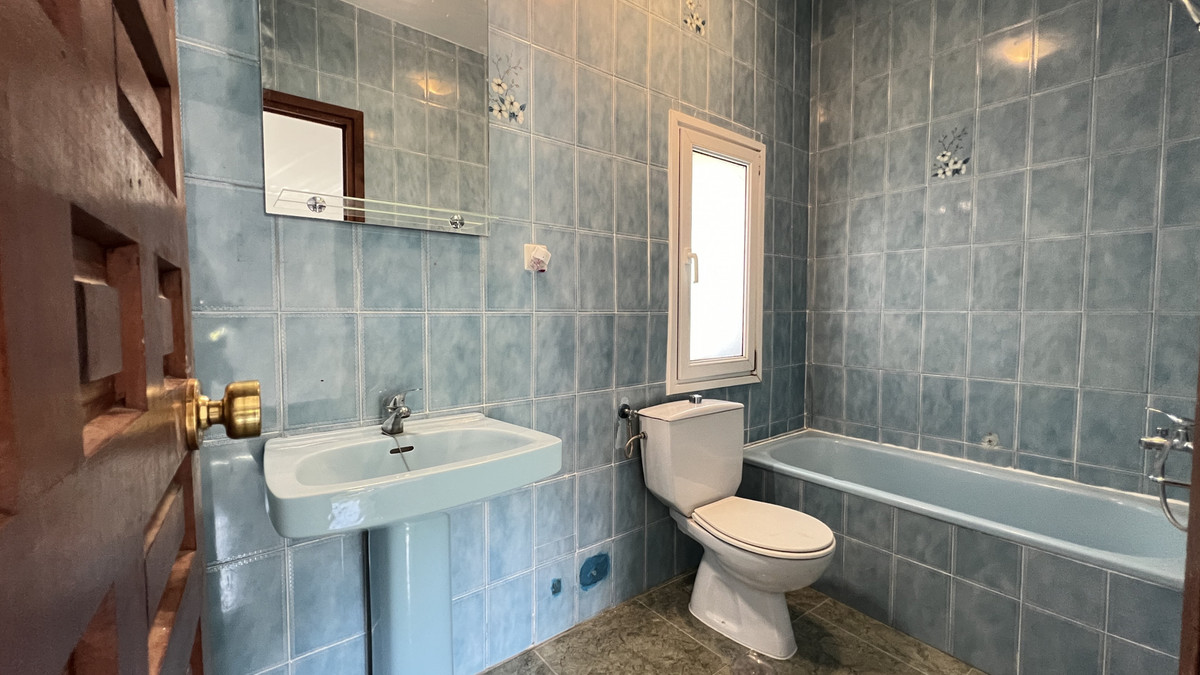 3 Bed Townhouse for sale in La Duquesa Costa Del Sol, Málaga, Spain