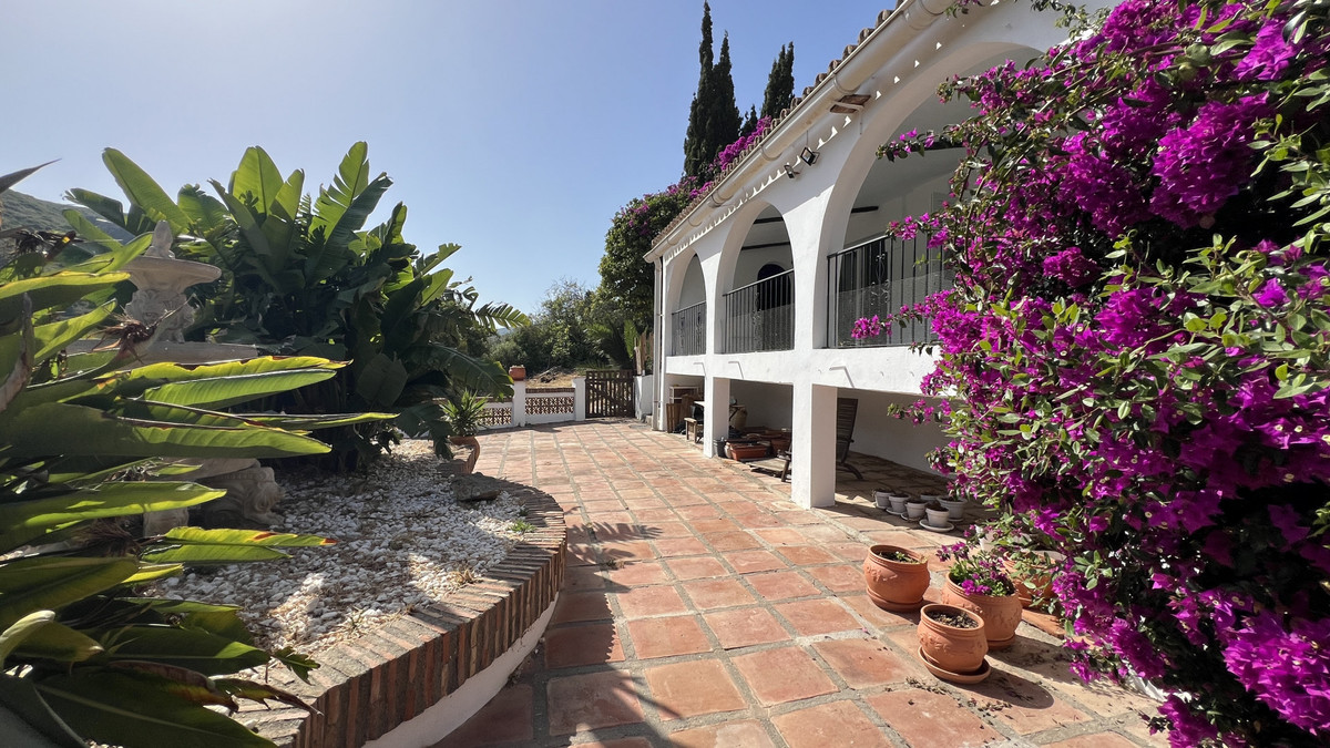 3 Bed Townhouse for sale in La Duquesa Costa Del Sol, Málaga, Spain
