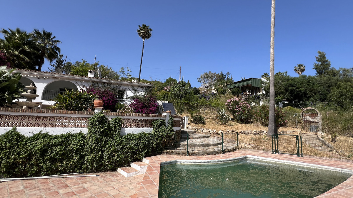 3 Bed Townhouse for sale in La Duquesa Costa Del Sol, Málaga, Spain
