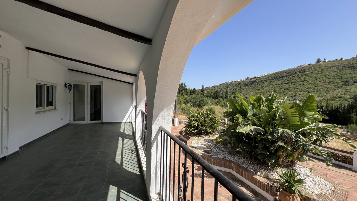 3 Bed Townhouse for sale in La Duquesa Costa Del Sol, Málaga, Spain