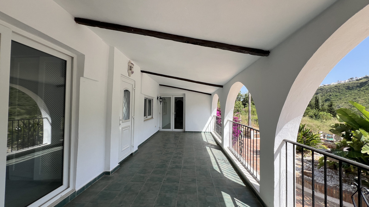 3 Bed Townhouse for sale in La Duquesa Costa Del Sol, Málaga, Spain