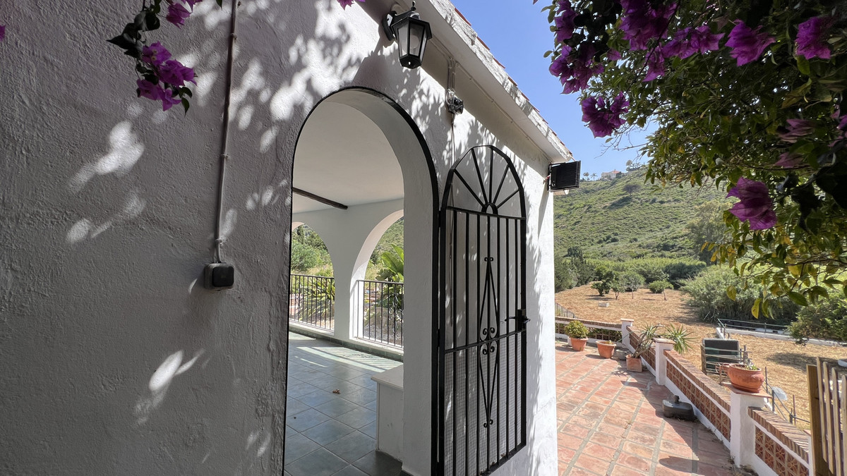 3 Bed Townhouse for sale in La Duquesa Costa Del Sol, Málaga, Spain