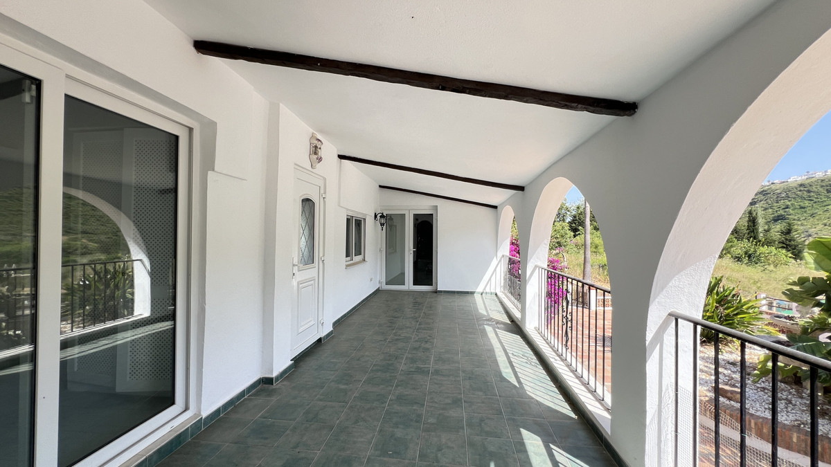 3 Bed Townhouse for sale in La Duquesa Costa Del Sol, Málaga, Spain