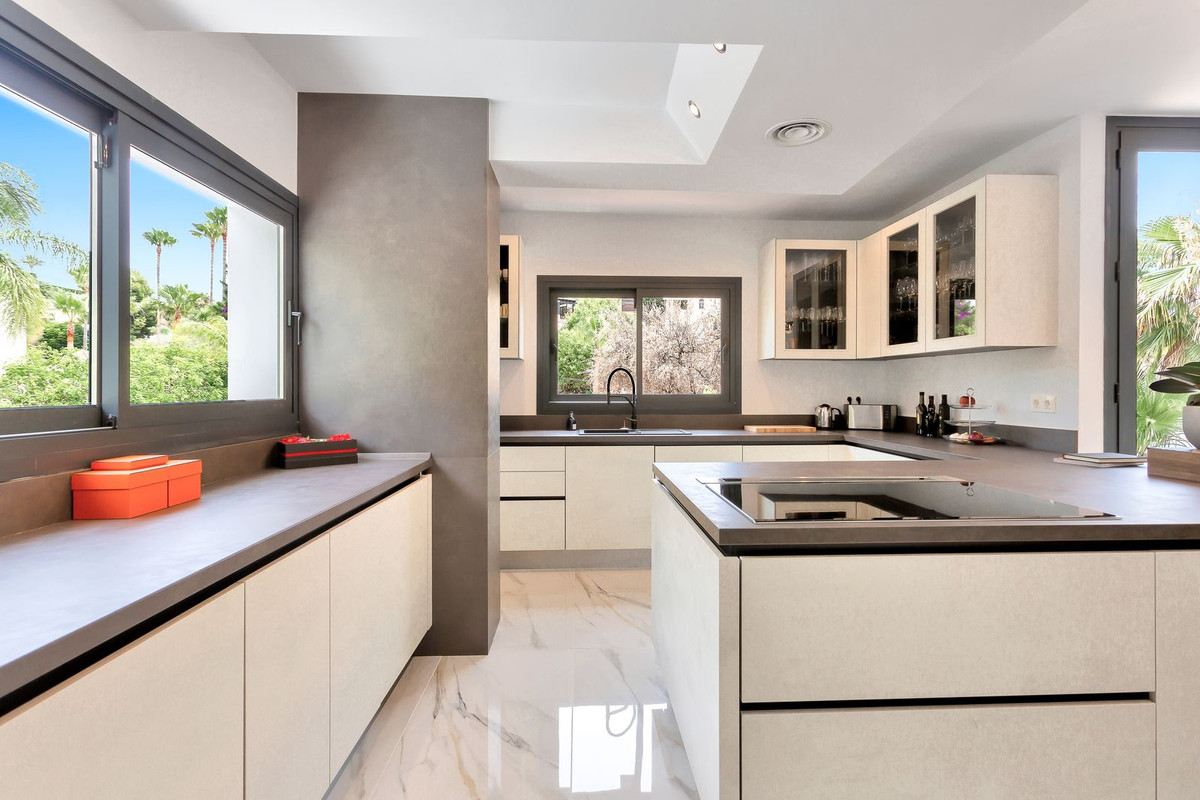4 Bed Townhouse for sale in El Rosario Costa Del Sol, Málaga, Spain
