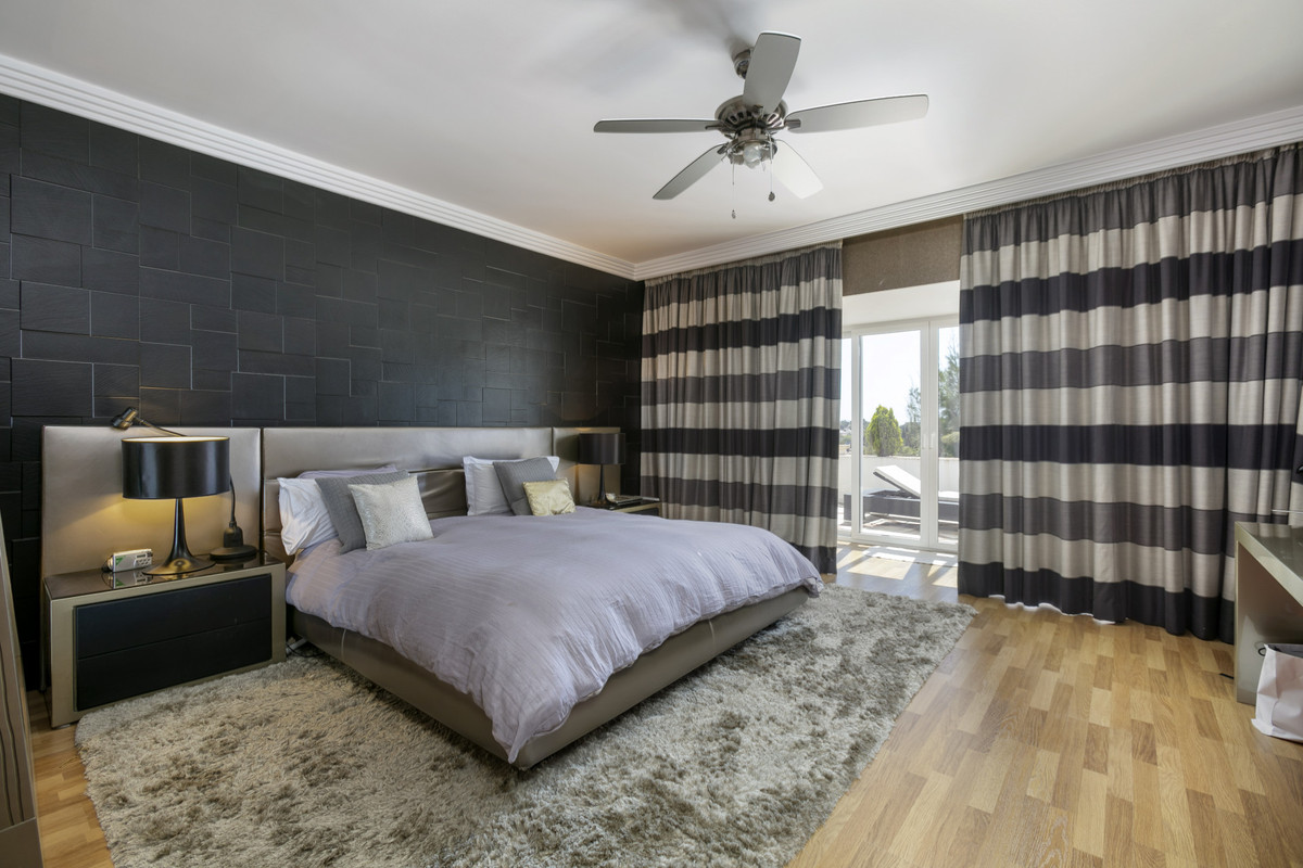 4 Bed Apartment for sale in The Golden Mile Costa Del Sol, Málaga, Spain